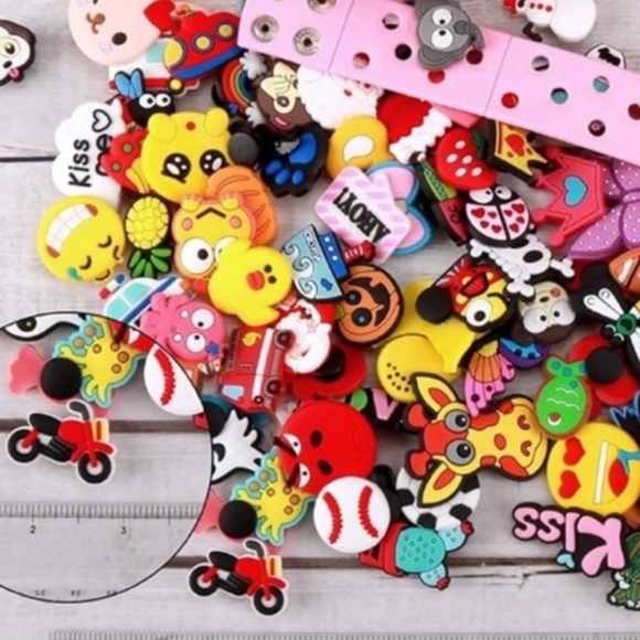 ❤️100 Crocs Shoe Charms Jibbitz New❤️ - Picture 1 of 2